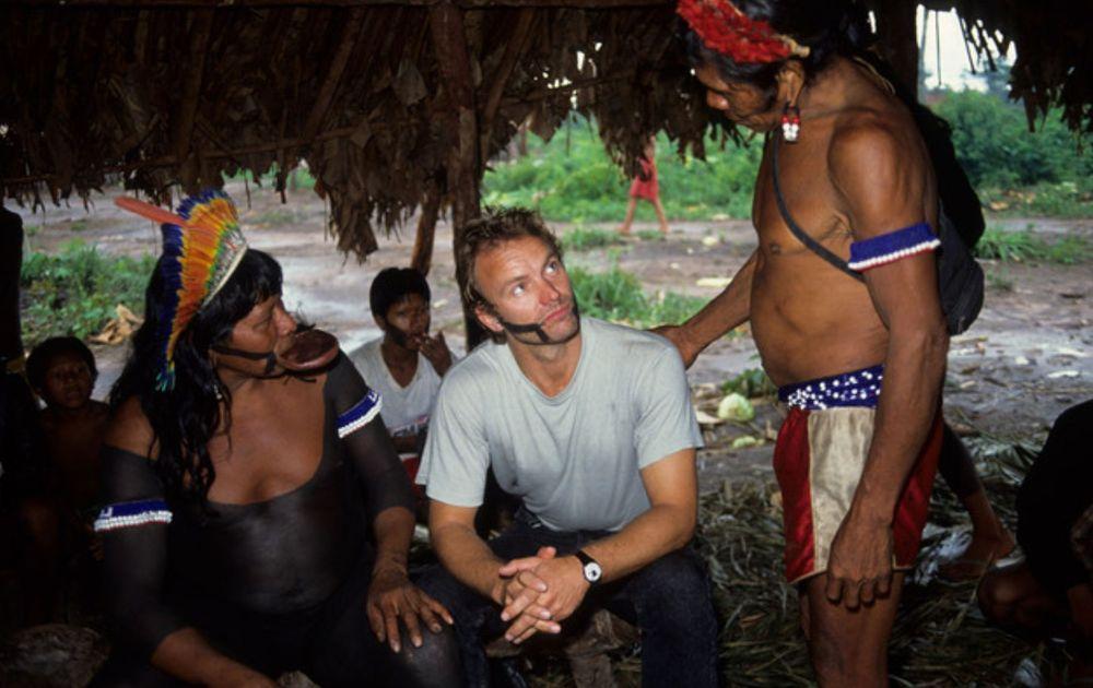 Le chanteur STING_avec un tatouage de Bleu de HUITO_produit par l'arbres de Jagua en Colombie