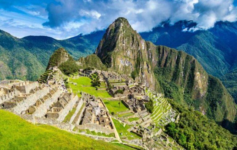 Vue de l'ancienne cité inca de Machu Picchu