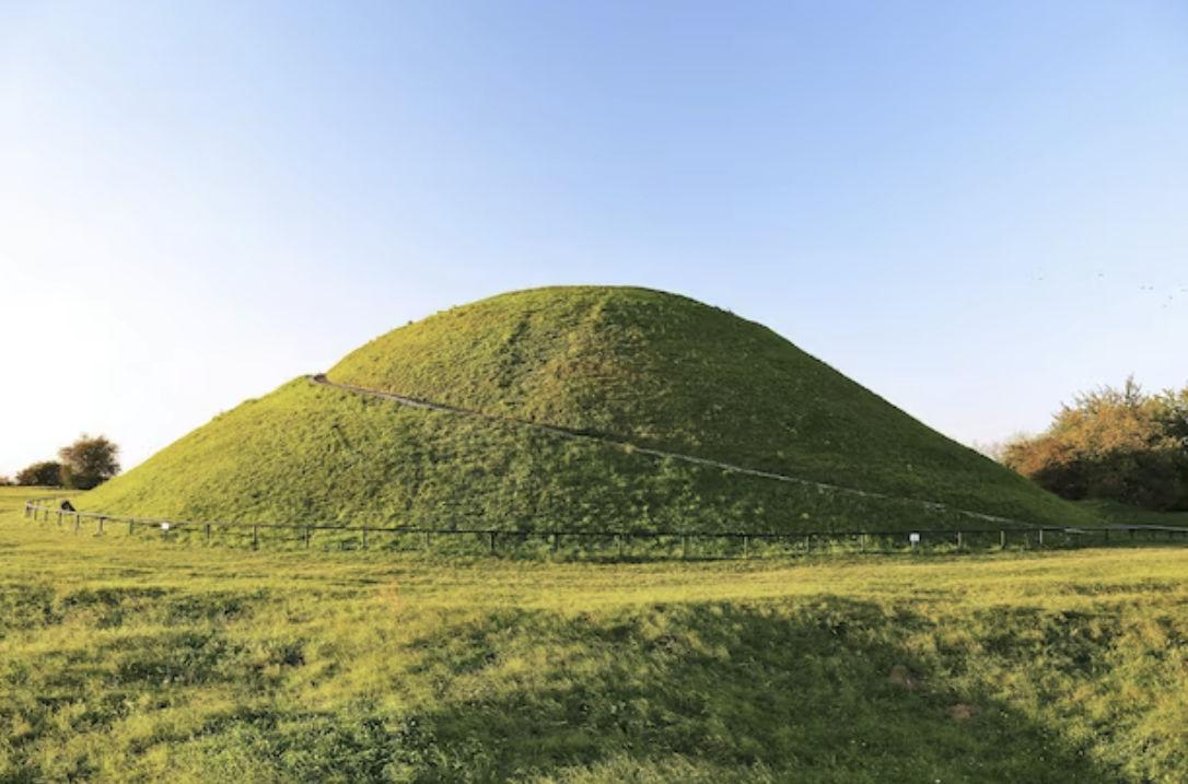 chambre funéraire recouverte d'une masse de terre pour créer un tumulus