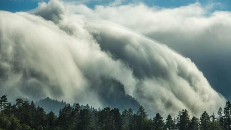 Nuages orographiques dans les Alpes Juliennes en Slovénie